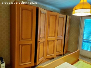 Diverse Möbel. Diverse Möbel und Küche inkl. Kühlschrank und Backofen zu verschenken