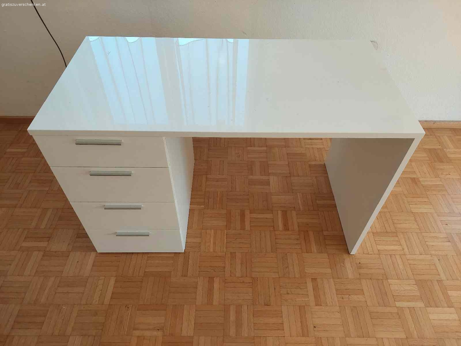 Diverse Möbel. Diverse Möbel und Küche inkl. Kühlschrank und Backofen zu verschenken