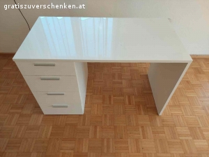 Diverse Möbel. Diverse Möbel und Küche inkl. Kühlschrank und Backofen zu verschenken