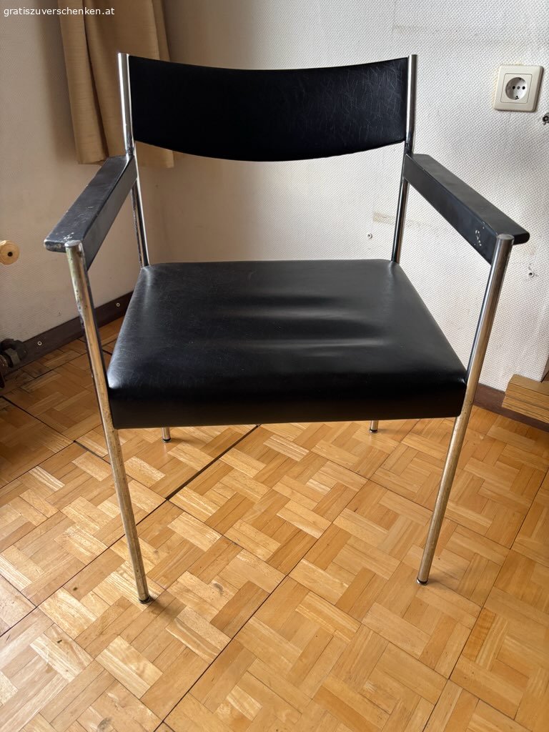 Diverse Stühle zu verschenken. 2x Lederstuhl ohne Armlehne
1x Lederstuhl mit Armlehne
3x Holstühle