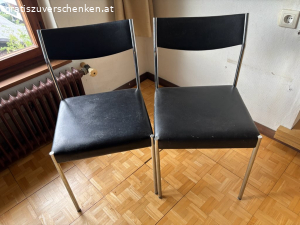 Diverse Stühle zu verschenken