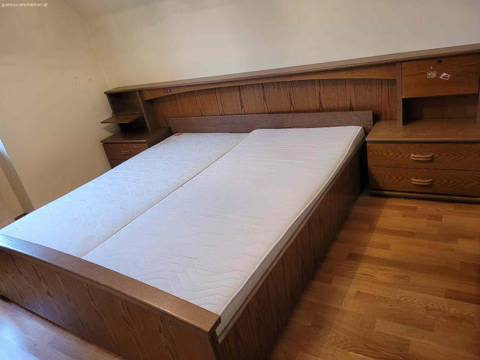 Doppelbett mit Nachtkästchen. Doppelbett mit Nachtkästchen - Lattenrost und Matratze.