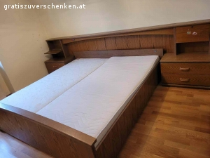Doppelbett mit Nachtkästchen. Doppelbett mit Nachtkästchen - Lattenrost und Matratze.