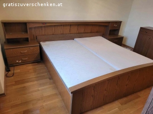Doppelbett mit Nachtkästchen. Doppelbett mit Nachtkästchen - Lattenrost und Matratze.