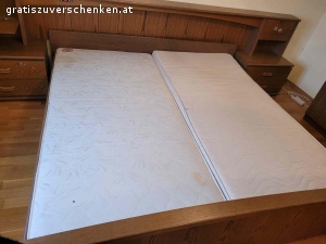 Doppelbett mit Nachtkästchen. Doppelbett mit Nachtkästchen - Lattenrost und Matratze.