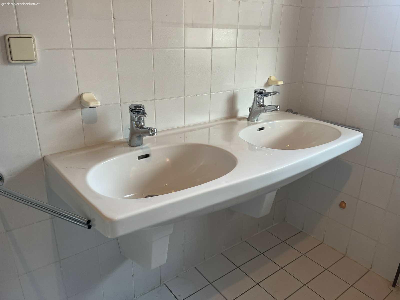 Doppelwaschbecken Laufen mit Sifon Keramikverblendung. Doppelwaschbecken zu verschenken