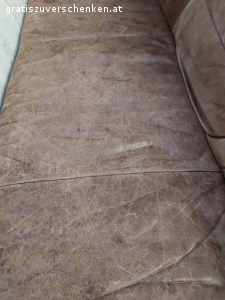 Echte Ledercouch. Verschenken echte Ledercouch im Vintage Style. An einer Stelle wurde sie einmal genäht, sie ist auch schon recht rissig, was sie aber wieder sehr urig macht.
Angenehm zu sitzen.

Länge: 190 cm
Breite & Höhe: 90 cm