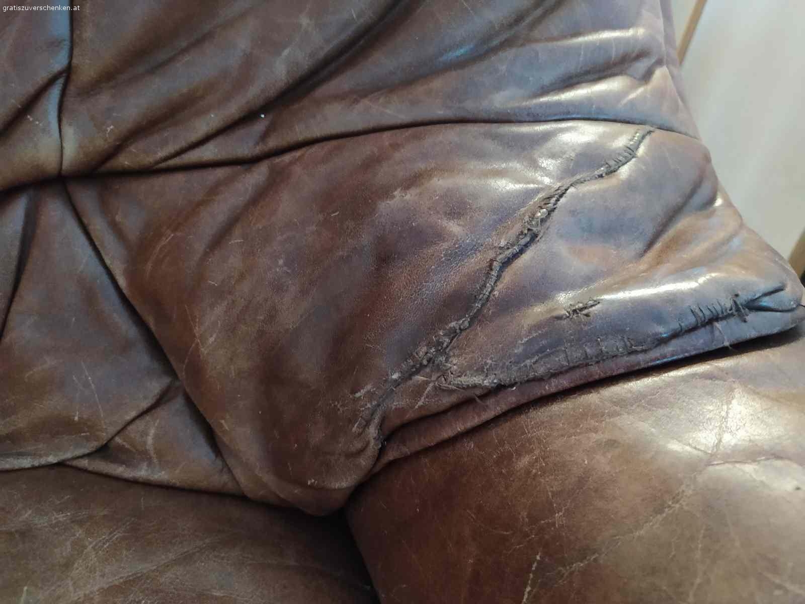 Echte Ledercouch. Verschenken echte Ledercouch im Vintage Style. An einer Stelle wurde sie einmal genäht, sie ist auch schon recht rissig, was sie aber wieder sehr urig macht.
Angenehm zu sitzen.

Länge: 190 cm
Breite & Höhe: 90 cm