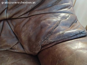 Echte Ledercouch. Verschenken echte Ledercouch im Vintage Style. An einer Stelle wurde sie einmal genäht, sie ist auch schon recht rissig, was sie aber wieder sehr urig macht.
Angenehm zu sitzen.

Länge: 190 cm
Breite & Höhe: 90 cm