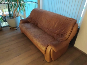 Echte Ledercouch. Verschenken echte Ledercouch im Vintage Style. An einer Stelle wurde sie einmal genäht, sie ist auch schon recht rissig, was sie aber wieder sehr urig macht.
Angenehm zu sitzen.

Länge: 190 cm
Breite & Höhe: 90 cm