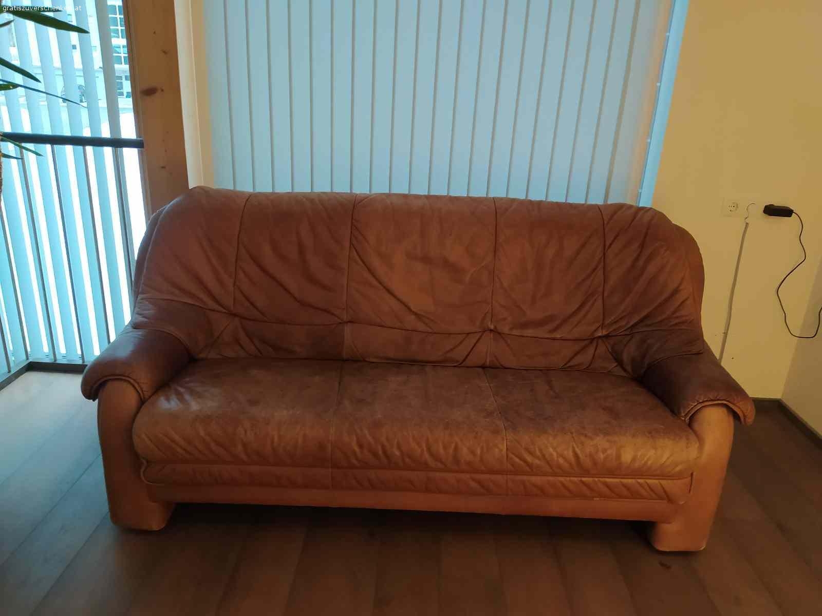 Echte Ledercouch. Verschenken echte Ledercouch im Vintage Style. An einer Stelle wurde sie einmal genäht, sie ist auch schon recht rissig, was sie aber wieder sehr urig macht.
Angenehm zu sitzen.

Länge: 190 cm
Breite & Höhe: 90 cm