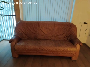 Echte Ledercouch. Verschenken echte Ledercouch im Vintage Style. An einer Stelle wurde sie einmal genäht, sie ist auch schon recht rissig, was sie aber wieder sehr urig macht.
Angenehm zu sitzen.

Länge: 190 cm
Breite & Höhe: 90 cm