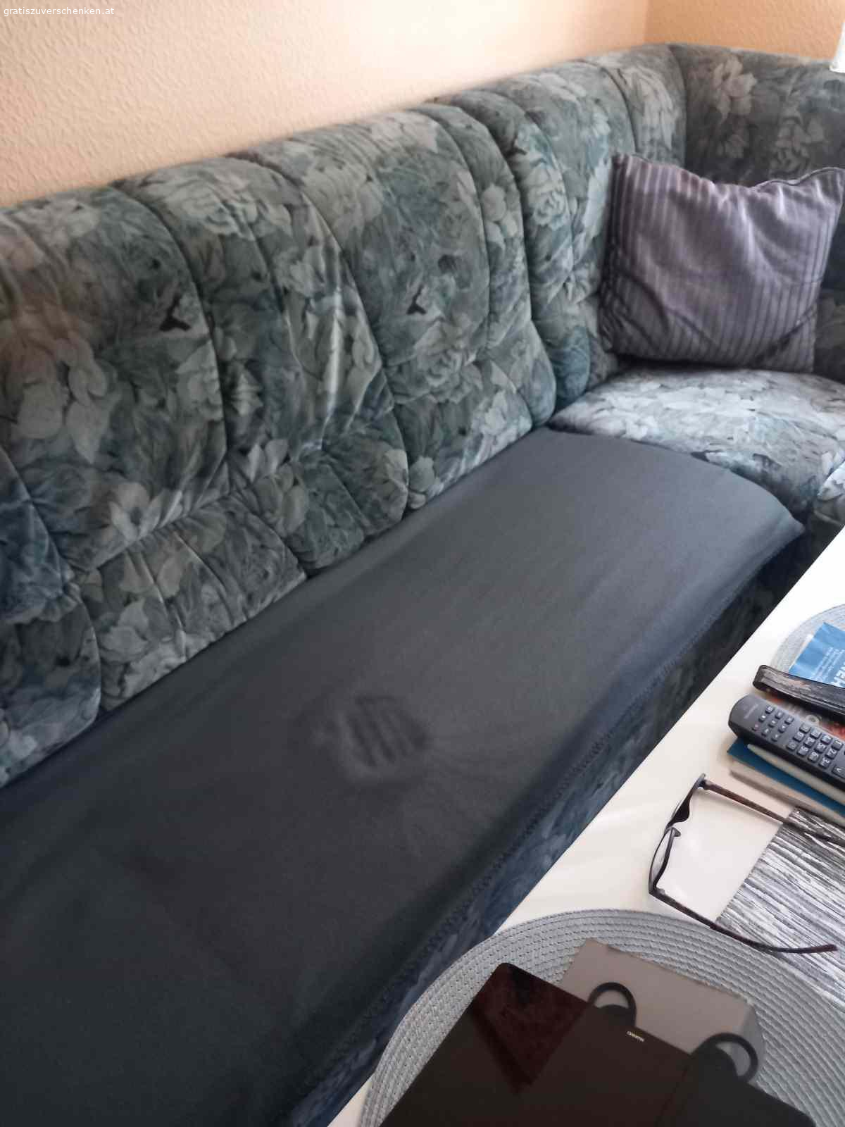 Eck Bank mit ausziehbaren Bett. Gut erhaltene Eck Bank mit guter Schlafgelegenheit. 
Mein Mann kann es nur bestätigen.