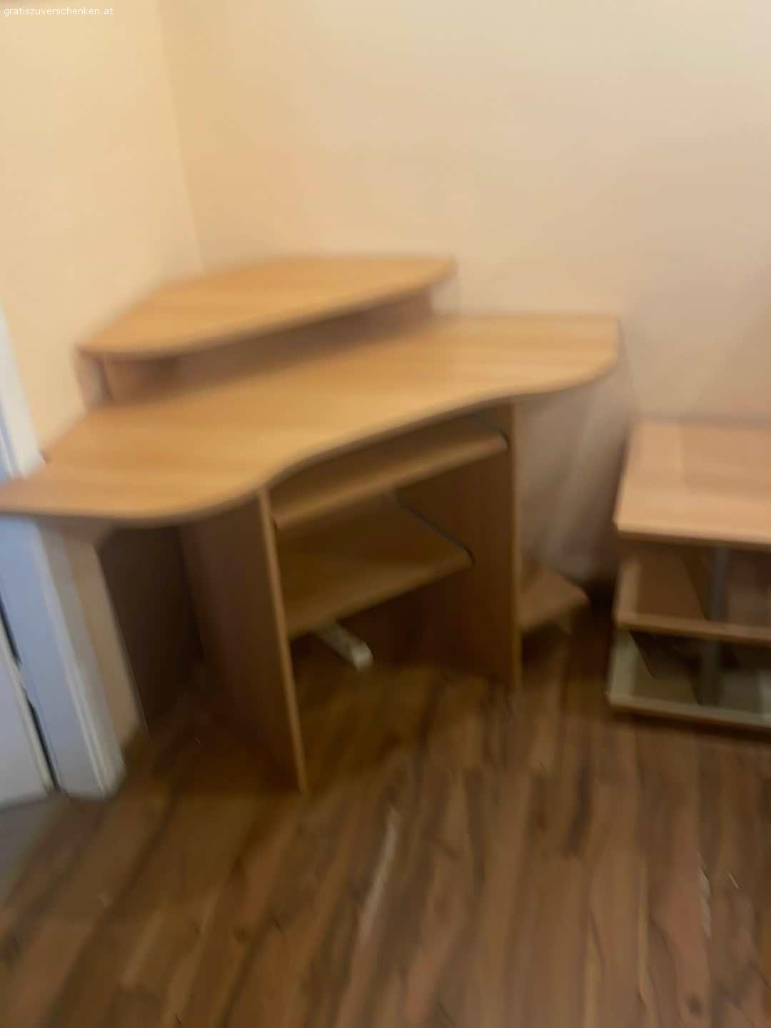 Eckcomputertisch. Verschenke meinen Eck Computertisch  und Beistellbord