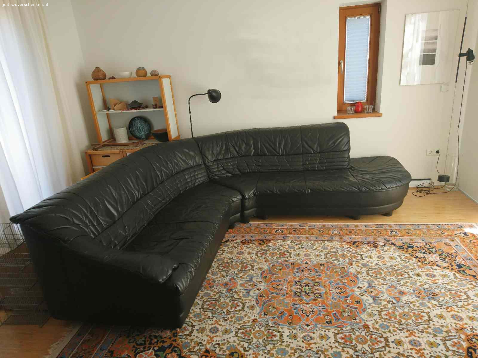 Eckcouch echt Leder. Verschenke gepflegte und sehr bequeme schwarze Eckcouch für 5 - 6 Personen, echtes Leder, gut erhalten und gute Qualität, geringe Gebrauchsspuren, Nichtraucherhaushalt. Außenabmessungen 270 x 240 cm, seitliche Breite 95 cm, Lehnenhöhe 80 cm, Sitztiefe 60 cm, Sitzhöhe 40 cm, Rückenansicht gleiches Leder, freistehen im Raum möglich, teilbar und somit leicht zu transportieren.