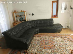 Eckcouch echt Leder. Verschenke gepflegte und sehr bequeme schwarze Eckcouch für 5 - 6 Personen, echtes Leder, gut erhalten und gute Qualität, geringe Gebrauchsspuren, Nichtraucherhaushalt. Außenabmessungen 270 x 240 cm, seitliche Breite 95 cm, Lehnenhöhe 80 cm, Sitztiefe 60 cm, Sitzhöhe 40 cm, Rückenansicht gleiches Leder, freistehen im Raum möglich, teilbar und somit leicht zu transportieren.