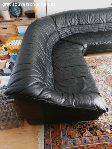 Eckcouch echt Leder. Verschenke gepflegte und sehr bequeme schwarze Eckcouch für 5 - 6 Personen, echtes Leder, gut erhalten und gute Qualität, geringe Gebrauchsspuren, Nichtraucherhaushalt. Außenabmessungen 270 x 240 cm, seitliche Breite 95 cm, Lehnenhöhe 80 cm, Sitztiefe 60 cm, Sitzhöhe 40 cm, Rückenansicht gleiches Leder, freistehen im Raum möglich, teilbar und somit leicht zu transportieren.