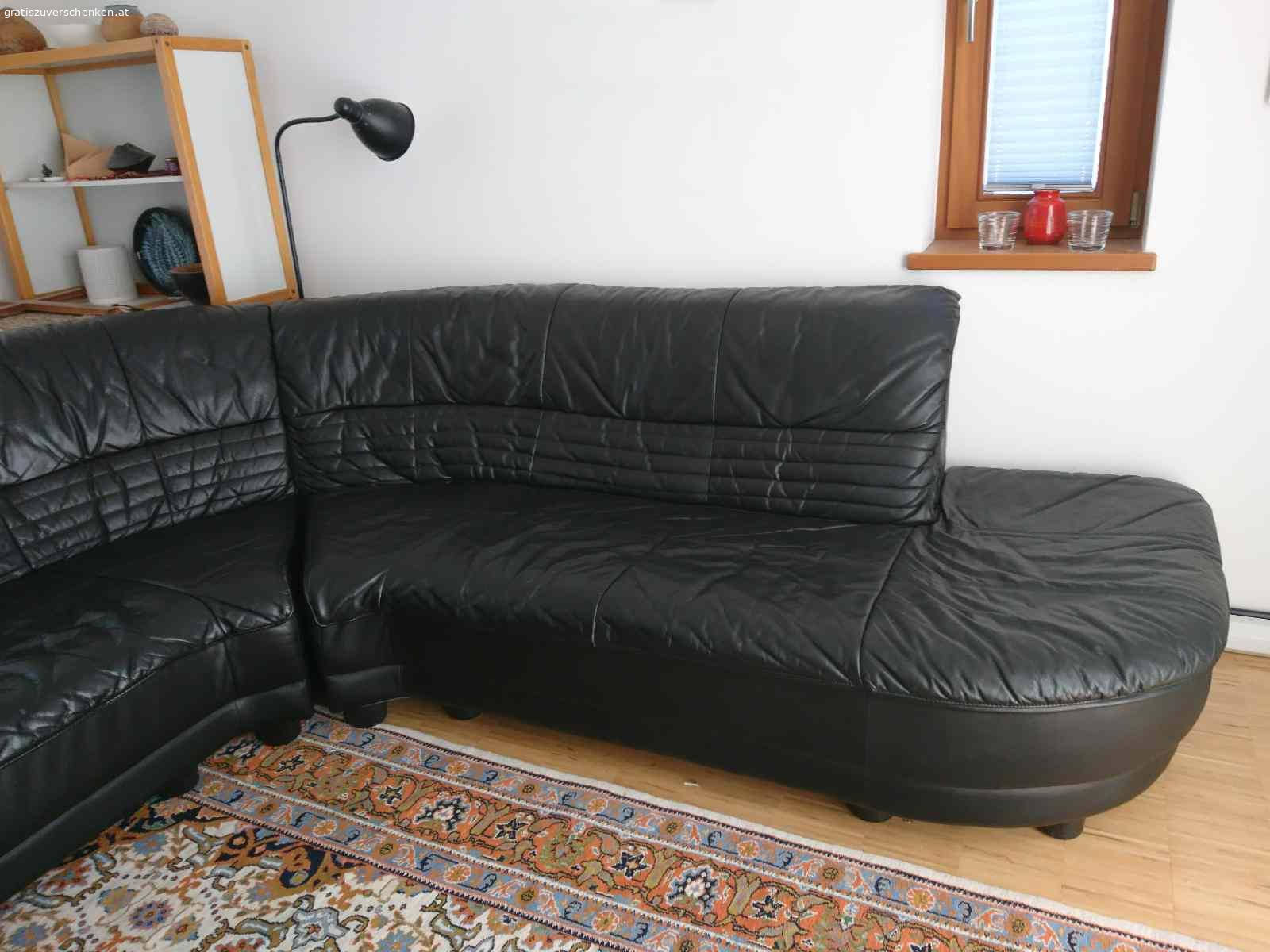 Eckcouch echt Leder. Verschenke gepflegte und sehr bequeme schwarze Eckcouch für 5 - 6 Personen, echtes Leder, gut erhalten und gute Qualität, geringe Gebrauchsspuren, Nichtraucherhaushalt. Außenabmessungen 270 x 240 cm, seitliche Breite 95 cm, Lehnenhöhe 80 cm, Sitztiefe 60 cm, Sitzhöhe 40 cm, Rückenansicht gleiches Leder, freistehen im Raum möglich, teilbar und somit leicht zu transportieren.