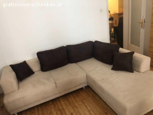 Eckcouch mit Hocker zu verschenken!. Aufgrund von Platzmangel in der neuen Wohnung ist diese Couch abzugeben. Leider hat sie durch eine nicht geglückte Reinigung vermehrt Wasserflecken und Wasserräder bekommen. Die Couch und der Hocker sind aber voll in Takt und in Ordnung. Wenn man, so wie ich es tat, eine Tagesdecke auf die Sitzfläche gibt, sieht die Couch sehr gut aus. Keine Bettfunktion.