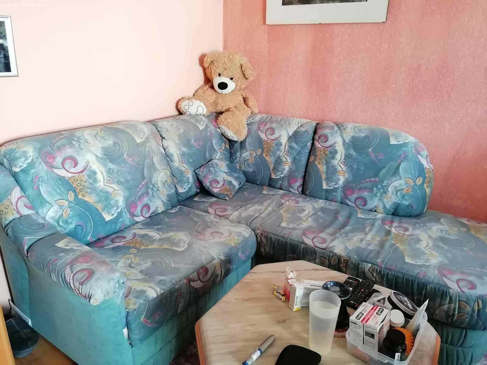 Ecksofa. Sitzgarnitur mit Bettfunktion und großem Bettzeugraum zu verschenken. 
Größe 210 x 184 cm, keine Beschädigungen, keine Tierhaare, blau gemustert, Selbstabholung (ich wohne im Erdgeschoss)
