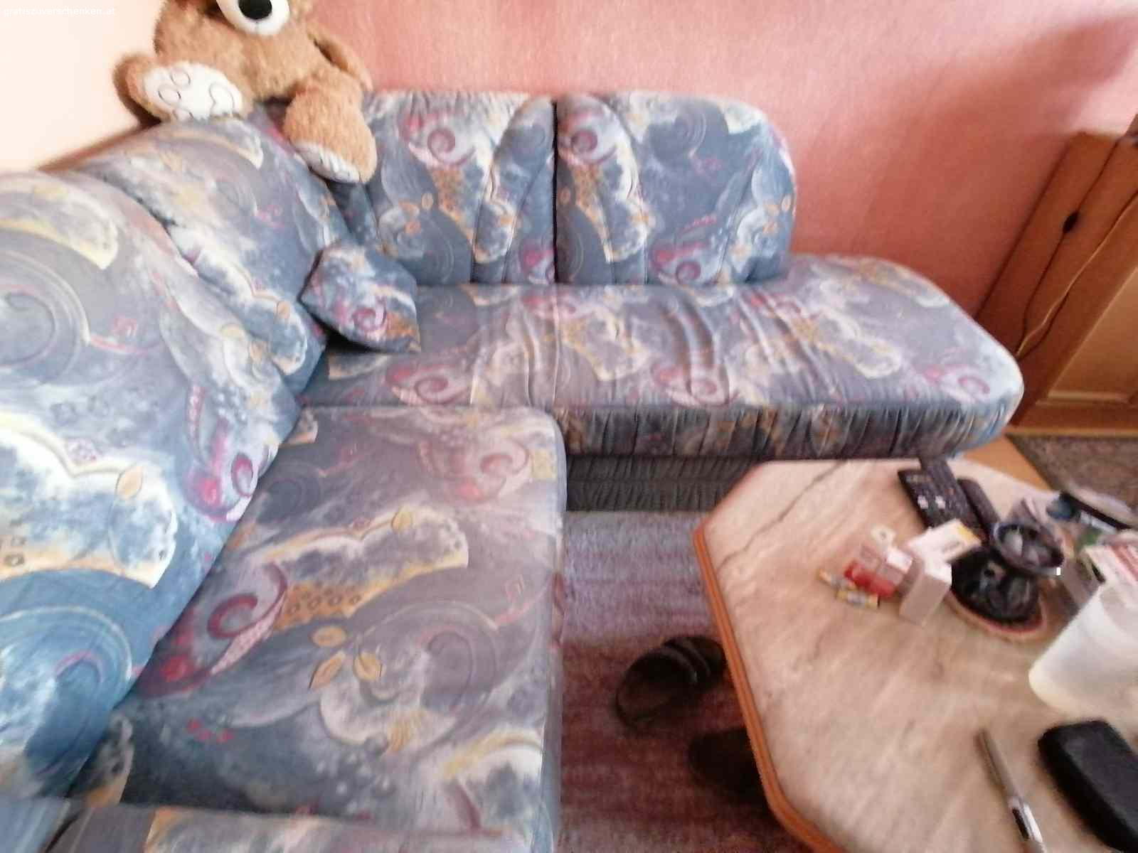 Ecksofa. Sitzgarnitur mit Bettfunktion und großem Bettzeugraum zu verschenken. 
Größe 210 x 184 cm, keine Beschädigungen, keine Tierhaare, blau gemustert, Selbstabholung (ich wohne im Erdgeschoss)