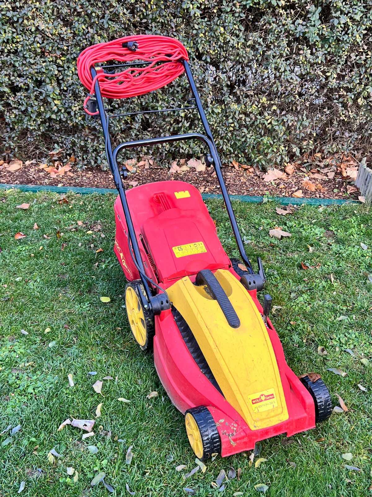 Elektro-Rasenmäher. Voll funktionsfähig, mit Fangkorb und Kabel