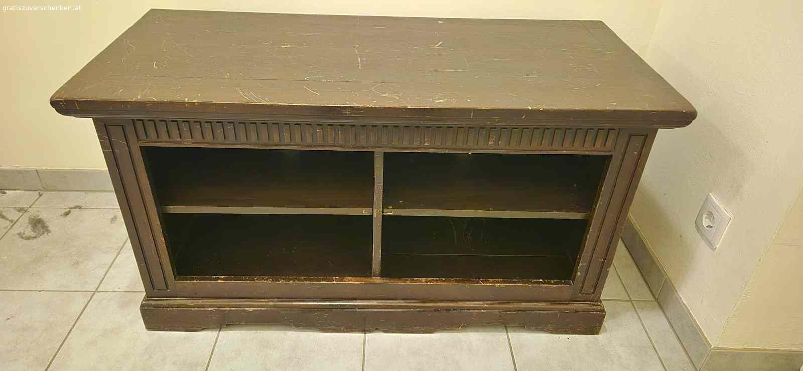 Fernsehbank zu verschenken. Schöne dunkelbraune Fernsehbank zu verschenken. Leichte Gebrauchspuren. Mit Fächern. Habe leider keinen Platz mehr dafür in der neuen Wohnung.