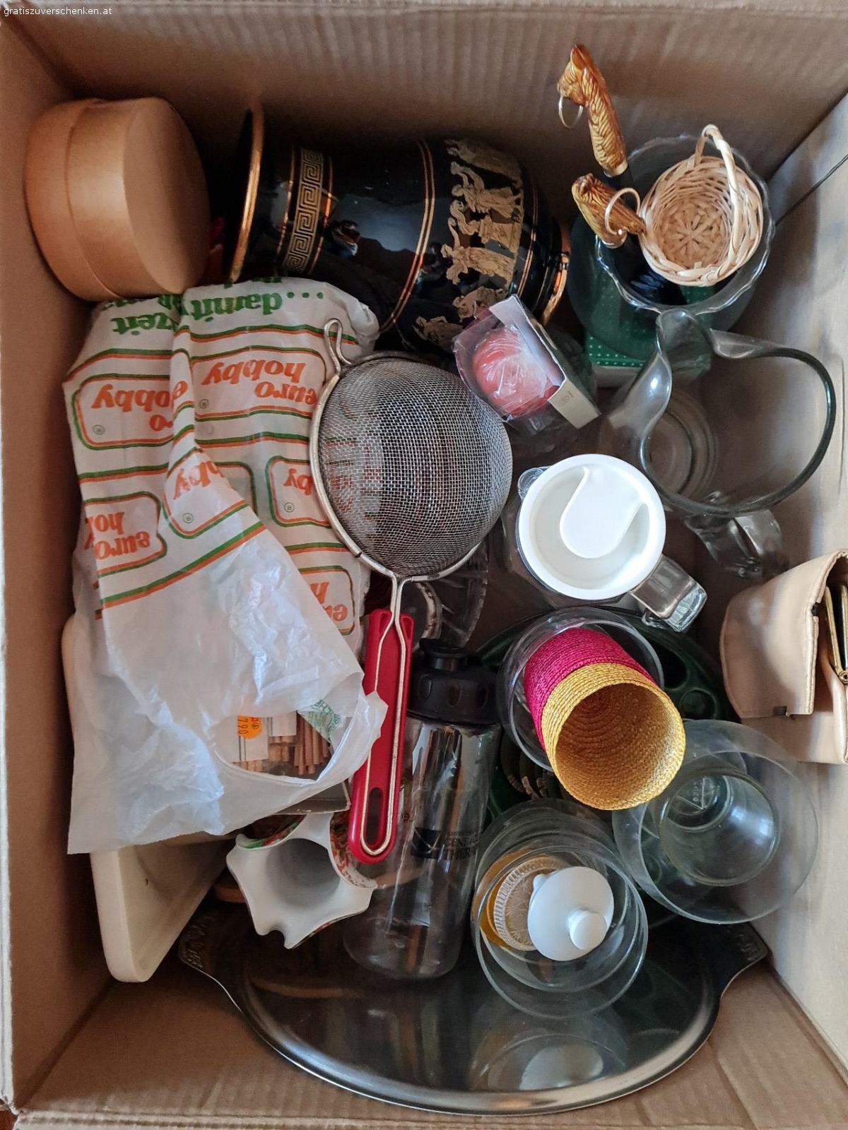 Flohmarkt. Allerhand Krimskrams zu verschenken: Kaffeeservice, Gläser, Gummistiefel etc.
Nur als "Konvolut" abzugeben !