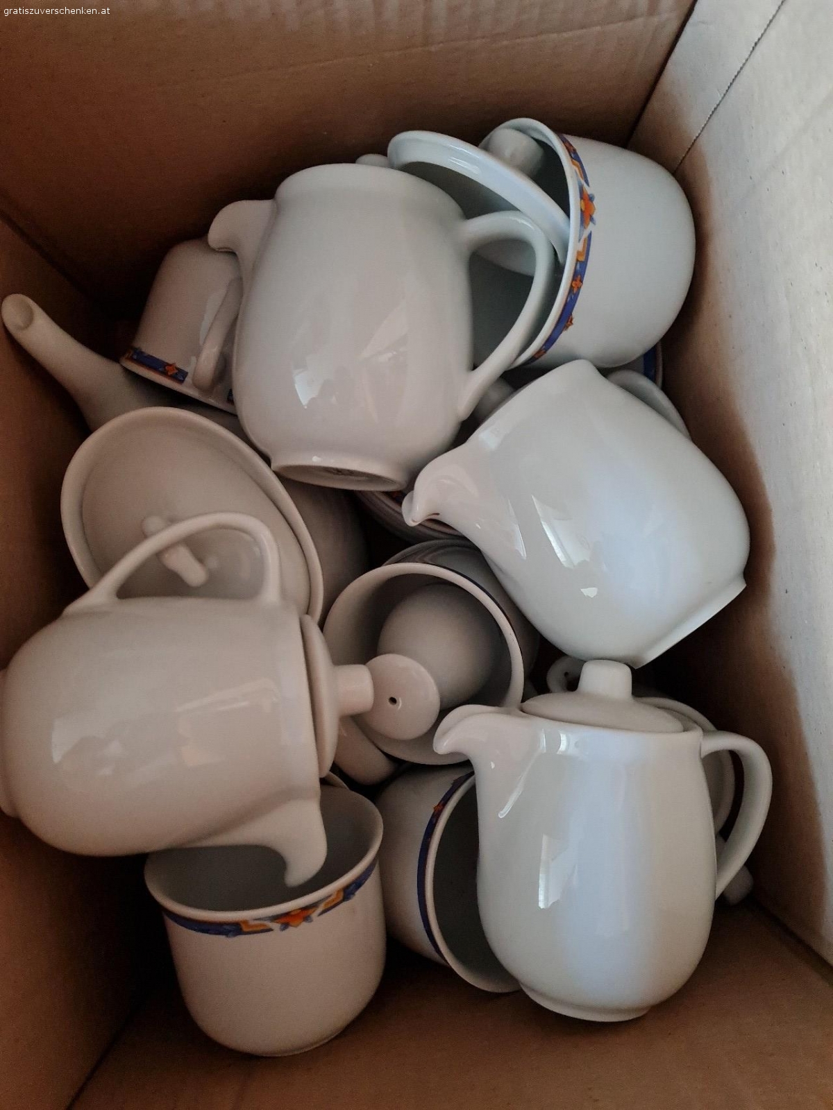 Flohmarkt. Allerhand Krimskrams zu verschenken: Kaffeeservice, Gläser, Gummistiefel etc.
Nur als "Konvolut" abzugeben !