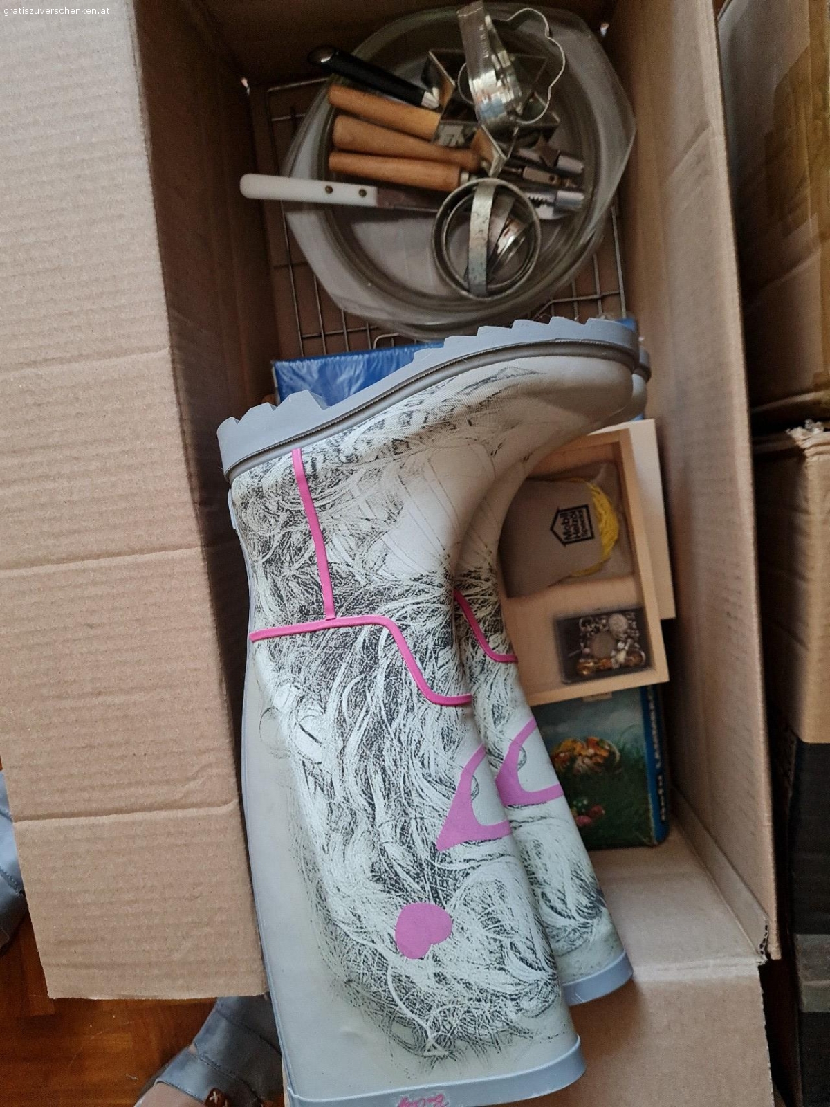 Flohmarkt. Allerhand Krimskrams zu verschenken: Kaffeeservice, Gläser, Gummistiefel etc.
Nur als "Konvolut" abzugeben !