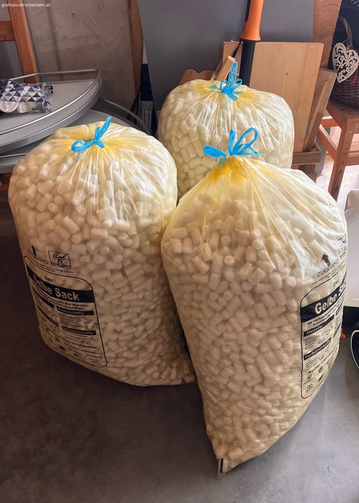 Füllmaterial ökologisch 3 Säcke. Bestehen aus Papier und Maisstärke. 
Wasserlöslich und kompostierbar.