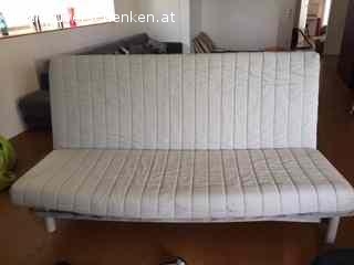 IKEA Bett/Sofa Bedding. Wir haben ein neues Sofa und geben unser altes Ikea Sofa  her.

Es ist aufklappbar zu einem Bett, 200 Länge x65 Sitztiefe x65 Sitzlehne, das Gestell und der Lattenrost sind intakt, der blaue Bezug ist abnehmbar und waschbar. Daher ist er ausgewaschen. Sonst ist das Sofa in einem guten Zustand.

Gegen Selbstabholung kannst du es haben