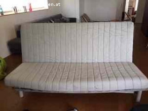 IKEA Bett/Sofa Bedding. Wir haben ein neues Sofa und geben unser altes Ikea Sofa  her.

Es ist aufklappbar zu einem Bett, 200 Länge x65 Sitztiefe x65 Sitzlehne, das Gestell und der Lattenrost sind intakt, der blaue Bezug ist abnehmbar und waschbar. Daher ist er ausgewaschen. Sonst ist das Sofa in einem guten Zustand.

Gegen Selbstabholung kannst du es haben