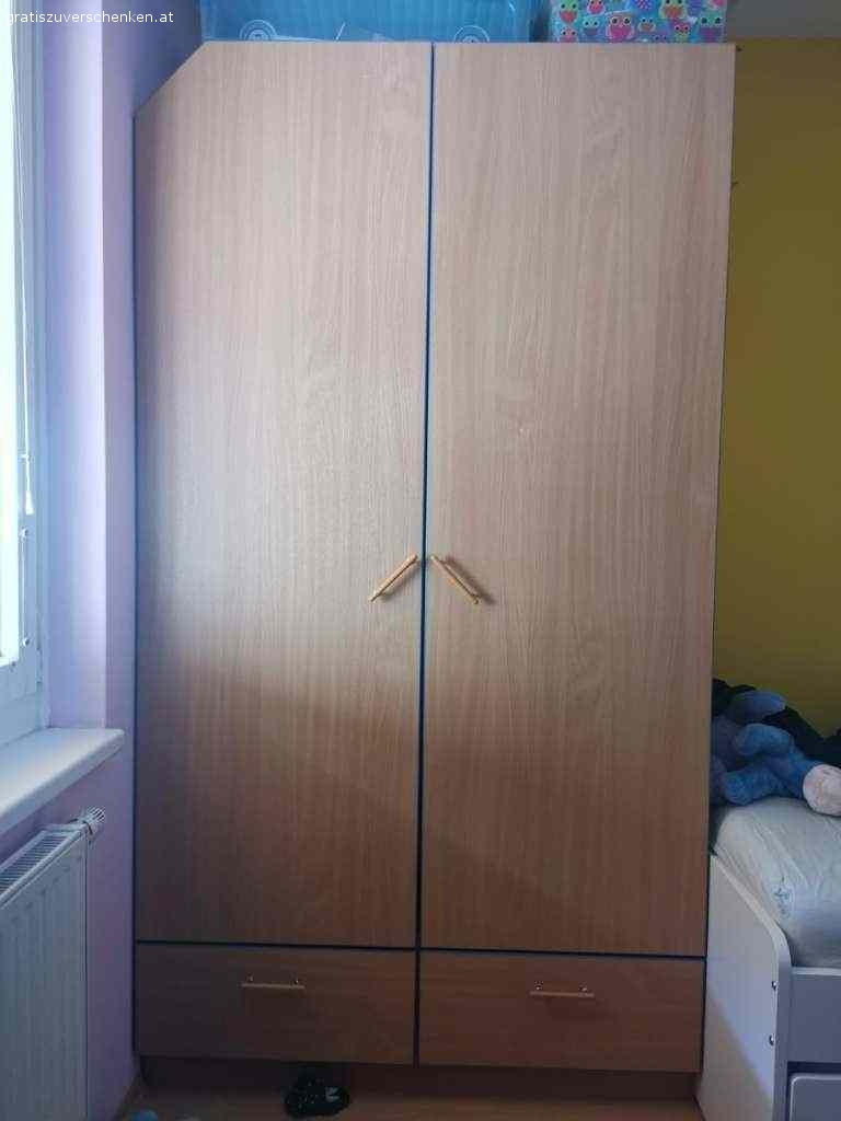 Kinderzimmer / Jugendzimmer inkl. Kleiderschrank. Gegen Selbstabholung (inkl. eigener Demontage) verschenke ich ein komplettes Kinderzimmer / Jugendzimmer. Es handelt sich dabei um Maßmöbel von Peter Max. Alle Möbelstücke wie abgebildet werden verkauft (OHNE Drehstuhl, OHNE Computer und Monitor, alle Möbel OHNE Inhalt, OHNE Dekoration!!!). 

Farbe: Buche mit blauer Umrandung
Maße (in cm) Kleiderschrank: B120 x T60 x H219
Maße (in cm) der Wohnwand:
Gesamtlänge 421cm, Tiefe zwischen 30 und 56cm, Höhe 219cm
Höhe der Tischplatte (Oberkante): 78cm
Breite der Wohnwandelemente (von links nach rechts): 50/100 (Regale)/50cm
Länge der Tischplatte: 221cm, Schenkelmaß sind 116cm
Spiegelelement und Glasfront vollkommen in Ordnung und unbeschädigt.

Die Möbel haben Peter Max Qualität und sind mit entsprechend dicken Holzplatten gefertigt und sind somit sehr stabil. Sie sind größtenteils in einwandfreiem Zustand.
Folgende Mängel/Beschädigungen sind vorhanden: 
* Eine kleine Einkerbung an der Kastentüre (Durchmesser ca. 5mm - kaum sichtbar - siehe Foto). 
* Der Korpus des Oberschranks ganz rechts außen (siehe Foto mit dem roten Pfeil) hat sich leider mit einer ausgelaufenen Flüssigkeit angesaugt und ist daher etwas aufgequollen und wellig. Nach außen hin ist es jedoch nicht sichtbar. Die Front ist ebenfalls unbeschädigt. Dieses Element kann bei Montage aber auch gerne einfach weggelassen werden. 

Selbstabholung sowie eigene Demontage aus Wien 12
Bitte Werkzeug und Transportmittel selbst mitbringen!
Die Möbel müssen bis spätestens Freitag, 4. März 2022 abgeholt werden!

Kein Versand möglich!
Tierloser, Nichtraucher Haushalt.

Privatvergabe, daher keine Gewährleistung sowie keine Rückgabe möglich.
