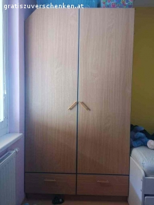Kinderzimmer / Jugendzimmer inkl. Kleiderschrank. Gegen Selbstabholung (inkl. eigener Demontage) verschenke ich ein komplettes Kinderzimmer / Jugendzimmer. Es handelt sich dabei um Maßmöbel von Peter Max. Alle Möbelstücke wie abgebildet werden verkauft (OHNE Drehstuhl, OHNE Computer und Monitor, alle Möbel OHNE Inhalt, OHNE Dekoration!!!). 

Farbe: Buche mit blauer Umrandung
Maße (in cm) Kleiderschrank: B120 x T60 x H219
Maße (in cm) der Wohnwand:
Gesamtlänge 421cm, Tiefe zwischen 30 und 56cm, Höhe 219cm
Höhe der Tischplatte (Oberkante): 78cm
Breite der Wohnwandelemente (von links nach rechts): 50/100 (Regale)/50cm
Länge der Tischplatte: 221cm, Schenkelmaß sind 116cm
Spiegelelement und Glasfront vollkommen in Ordnung und unbeschädigt.

Die Möbel haben Peter Max Qualität und sind mit entsprechend dicken Holzplatten gefertigt und sind somit sehr stabil. Sie sind größtenteils in einwandfreiem Zustand.
Folgende Mängel/Beschädigungen sind vorhanden: 
* Eine kleine Einkerbung an der Kastentüre (Durchmesser ca. 5mm - kaum sichtbar - siehe Foto). 
* Der Korpus des Oberschranks ganz rechts außen (siehe Foto mit dem roten Pfeil) hat sich leider mit einer ausgelaufenen Flüssigkeit angesaugt und ist daher etwas aufgequollen und wellig. Nach außen hin ist es jedoch nicht sichtbar. Die Front ist ebenfalls unbeschädigt. Dieses Element kann bei Montage aber auch gerne einfach weggelassen werden. 

Selbstabholung sowie eigene Demontage aus Wien 12
Bitte Werkzeug und Transportmittel selbst mitbringen!
Die Möbel müssen bis spätestens Freitag, 4. März 2022 abgeholt werden!

Kein Versand möglich!
Tierloser, Nichtraucher Haushalt.

Privatvergabe, daher keine Gewährleistung sowie keine Rückgabe möglich.