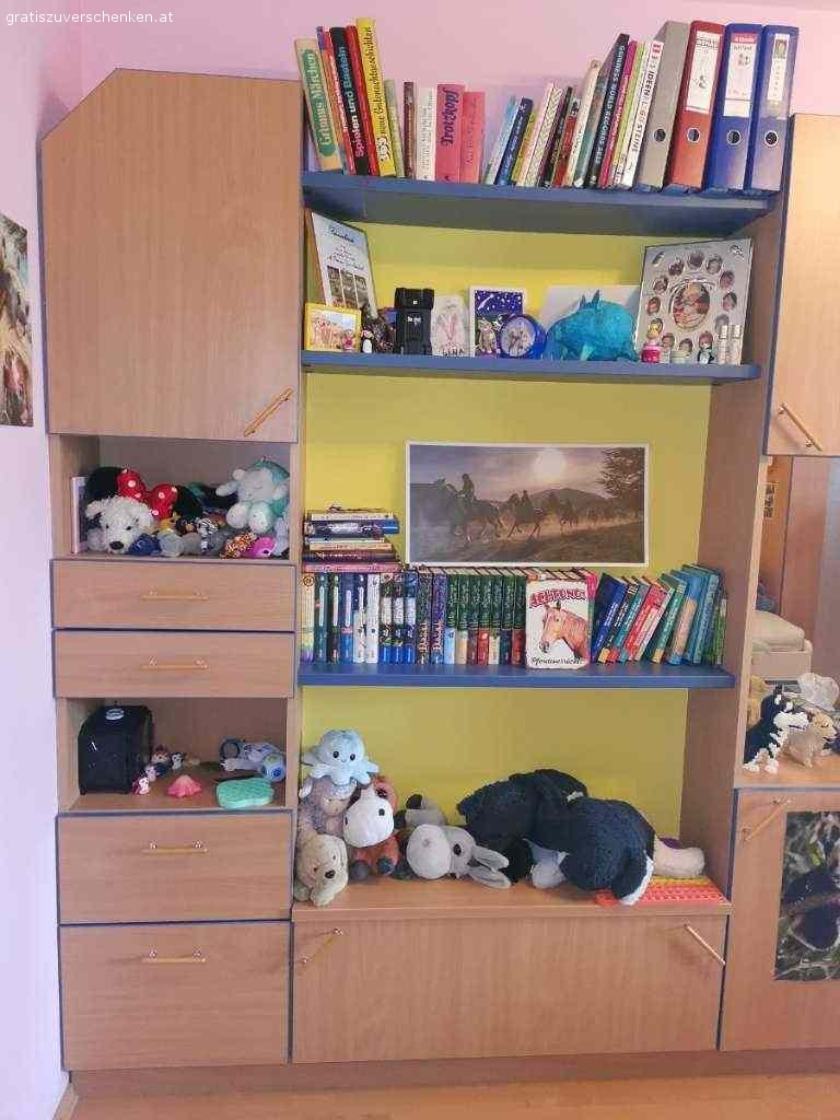 Kinderzimmer / Jugendzimmer inkl. Kleiderschrank. Gegen Selbstabholung (inkl. eigener Demontage) verschenke ich ein komplettes Kinderzimmer / Jugendzimmer. Es handelt sich dabei um Maßmöbel von Peter Max. Alle Möbelstücke wie abgebildet werden verkauft (OHNE Drehstuhl, OHNE Computer und Monitor, alle Möbel OHNE Inhalt, OHNE Dekoration!!!). 

Farbe: Buche mit blauer Umrandung
Maße (in cm) Kleiderschrank: B120 x T60 x H219
Maße (in cm) der Wohnwand:
Gesamtlänge 421cm, Tiefe zwischen 30 und 56cm, Höhe 219cm
Höhe der Tischplatte (Oberkante): 78cm
Breite der Wohnwandelemente (von links nach rechts): 50/100 (Regale)/50cm
Länge der Tischplatte: 221cm, Schenkelmaß sind 116cm
Spiegelelement und Glasfront vollkommen in Ordnung und unbeschädigt.

Die Möbel haben Peter Max Qualität und sind mit entsprechend dicken Holzplatten gefertigt und sind somit sehr stabil. Sie sind größtenteils in einwandfreiem Zustand.
Folgende Mängel/Beschädigungen sind vorhanden: 
* Eine kleine Einkerbung an der Kastentüre (Durchmesser ca. 5mm - kaum sichtbar - siehe Foto). 
* Der Korpus des Oberschranks ganz rechts außen (siehe Foto mit dem roten Pfeil) hat sich leider mit einer ausgelaufenen Flüssigkeit angesaugt und ist daher etwas aufgequollen und wellig. Nach außen hin ist es jedoch nicht sichtbar. Die Front ist ebenfalls unbeschädigt. Dieses Element kann bei Montage aber auch gerne einfach weggelassen werden. 

Selbstabholung sowie eigene Demontage aus Wien 12
Bitte Werkzeug und Transportmittel selbst mitbringen!
Die Möbel müssen bis spätestens Freitag, 4. März 2022 abgeholt werden!

Kein Versand möglich!
Tierloser, Nichtraucher Haushalt.

Privatvergabe, daher keine Gewährleistung sowie keine Rückgabe möglich.