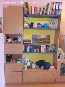 Kinderzimmer / Jugendzimmer inkl. Kleiderschrank. Gegen Selbstabholung (inkl. eigener Demontage) verschenke ich ein komplettes Kinderzimmer / Jugendzimmer. Es handelt sich dabei um Maßmöbel von Peter Max. Alle Möbelstücke wie abgebildet werden verkauft (OHNE Drehstuhl, OHNE Computer und Monitor, alle Möbel OHNE Inhalt, OHNE Dekoration!!!). 

Farbe: Buche mit blauer Umrandung
Maße (in cm) Kleiderschrank: B120 x T60 x H219
Maße (in cm) der Wohnwand:
Gesamtlänge 421cm, Tiefe zwischen 30 und 56cm, Höhe 219cm
Höhe der Tischplatte (Oberkante): 78cm
Breite der Wohnwandelemente (von links nach rechts): 50/100 (Regale)/50cm
Länge der Tischplatte: 221cm, Schenkelmaß sind 116cm
Spiegelelement und Glasfront vollkommen in Ordnung und unbeschädigt.

Die Möbel haben Peter Max Qualität und sind mit entsprechend dicken Holzplatten gefertigt und sind somit sehr stabil. Sie sind größtenteils in einwandfreiem Zustand.
Folgende Mängel/Beschädigungen sind vorhanden: 
* Eine kleine Einkerbung an der Kastentüre (Durchmesser ca. 5mm - kaum sichtbar - siehe Foto). 
* Der Korpus des Oberschranks ganz rechts außen (siehe Foto mit dem roten Pfeil) hat sich leider mit einer ausgelaufenen Flüssigkeit angesaugt und ist daher etwas aufgequollen und wellig. Nach außen hin ist es jedoch nicht sichtbar. Die Front ist ebenfalls unbeschädigt. Dieses Element kann bei Montage aber auch gerne einfach weggelassen werden. 

Selbstabholung sowie eigene Demontage aus Wien 12
Bitte Werkzeug und Transportmittel selbst mitbringen!
Die Möbel müssen bis spätestens Freitag, 4. März 2022 abgeholt werden!

Kein Versand möglich!
Tierloser, Nichtraucher Haushalt.

Privatvergabe, daher keine Gewährleistung sowie keine Rückgabe möglich.