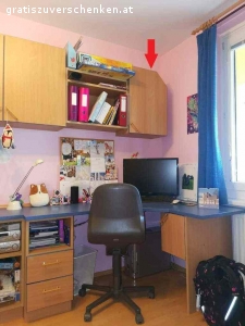 Kinderzimmer / Jugendzimmer inkl. Kleiderschrank. Gegen Selbstabholung (inkl. eigener Demontage) verschenke ich ein komplettes Kinderzimmer / Jugendzimmer. Es handelt sich dabei um Maßmöbel von Peter Max. Alle Möbelstücke wie abgebildet werden verkauft (OHNE Drehstuhl, OHNE Computer und Monitor, alle Möbel OHNE Inhalt, OHNE Dekoration!!!). 

Farbe: Buche mit blauer Umrandung
Maße (in cm) Kleiderschrank: B120 x T60 x H219
Maße (in cm) der Wohnwand:
Gesamtlänge 421cm, Tiefe zwischen 30 und 56cm, Höhe 219cm
Höhe der Tischplatte (Oberkante): 78cm
Breite der Wohnwandelemente (von links nach rechts): 50/100 (Regale)/50cm
Länge der Tischplatte: 221cm, Schenkelmaß sind 116cm
Spiegelelement und Glasfront vollkommen in Ordnung und unbeschädigt.

Die Möbel haben Peter Max Qualität und sind mit entsprechend dicken Holzplatten gefertigt und sind somit sehr stabil. Sie sind größtenteils in einwandfreiem Zustand.
Folgende Mängel/Beschädigungen sind vorhanden: 
* Eine kleine Einkerbung an der Kastentüre (Durchmesser ca. 5mm - kaum sichtbar - siehe Foto). 
* Der Korpus des Oberschranks ganz rechts außen (siehe Foto mit dem roten Pfeil) hat sich leider mit einer ausgelaufenen Flüssigkeit angesaugt und ist daher etwas aufgequollen und wellig. Nach außen hin ist es jedoch nicht sichtbar. Die Front ist ebenfalls unbeschädigt. Dieses Element kann bei Montage aber auch gerne einfach weggelassen werden. 

Selbstabholung sowie eigene Demontage aus Wien 12
Bitte Werkzeug und Transportmittel selbst mitbringen!
Die Möbel müssen bis spätestens Freitag, 4. März 2022 abgeholt werden!

Kein Versand möglich!
Tierloser, Nichtraucher Haushalt.

Privatvergabe, daher keine Gewährleistung sowie keine Rückgabe möglich.