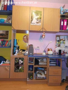 Kinderzimmer / Jugendzimmer inkl. Kleiderschrank. Gegen Selbstabholung (inkl. eigener Demontage) verschenke ich ein komplettes Kinderzimmer / Jugendzimmer. Es handelt sich dabei um Maßmöbel von Peter Max. Alle Möbelstücke wie abgebildet werden verkauft (OHNE Drehstuhl, OHNE Computer und Monitor, alle Möbel OHNE Inhalt, OHNE Dekoration!!!). 

Farbe: Buche mit blauer Umrandung
Maße (in cm) Kleiderschrank: B120 x T60 x H219
Maße (in cm) der Wohnwand:
Gesamtlänge 421cm, Tiefe zwischen 30 und 56cm, Höhe 219cm
Höhe der Tischplatte (Oberkante): 78cm
Breite der Wohnwandelemente (von links nach rechts): 50/100 (Regale)/50cm
Länge der Tischplatte: 221cm, Schenkelmaß sind 116cm
Spiegelelement und Glasfront vollkommen in Ordnung und unbeschädigt.

Die Möbel haben Peter Max Qualität und sind mit entsprechend dicken Holzplatten gefertigt und sind somit sehr stabil. Sie sind größtenteils in einwandfreiem Zustand.
Folgende Mängel/Beschädigungen sind vorhanden: 
* Eine kleine Einkerbung an der Kastentüre (Durchmesser ca. 5mm - kaum sichtbar - siehe Foto). 
* Der Korpus des Oberschranks ganz rechts außen (siehe Foto mit dem roten Pfeil) hat sich leider mit einer ausgelaufenen Flüssigkeit angesaugt und ist daher etwas aufgequollen und wellig. Nach außen hin ist es jedoch nicht sichtbar. Die Front ist ebenfalls unbeschädigt. Dieses Element kann bei Montage aber auch gerne einfach weggelassen werden. 

Selbstabholung sowie eigene Demontage aus Wien 12
Bitte Werkzeug und Transportmittel selbst mitbringen!
Die Möbel müssen bis spätestens Freitag, 4. März 2022 abgeholt werden!

Kein Versand möglich!
Tierloser, Nichtraucher Haushalt.

Privatvergabe, daher keine Gewährleistung sowie keine Rückgabe möglich.