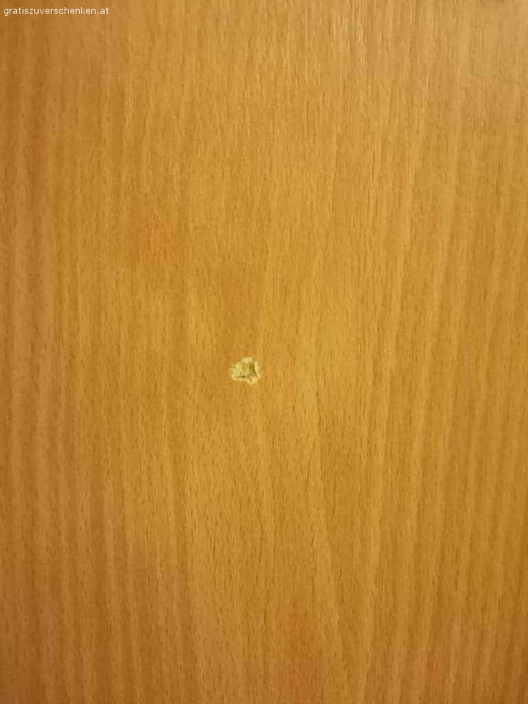 Kinderzimmer / Jugendzimmer inkl. Kleiderschrank. Gegen Selbstabholung (inkl. eigener Demontage) verschenke ich ein komplettes Kinderzimmer / Jugendzimmer. Es handelt sich dabei um Maßmöbel von Peter Max. Alle Möbelstücke wie abgebildet werden verkauft (OHNE Drehstuhl, OHNE Computer und Monitor, alle Möbel OHNE Inhalt, OHNE Dekoration!!!). 

Farbe: Buche mit blauer Umrandung
Maße (in cm) Kleiderschrank: B120 x T60 x H219
Maße (in cm) der Wohnwand:
Gesamtlänge 421cm, Tiefe zwischen 30 und 56cm, Höhe 219cm
Höhe der Tischplatte (Oberkante): 78cm
Breite der Wohnwandelemente (von links nach rechts): 50/100 (Regale)/50cm
Länge der Tischplatte: 221cm, Schenkelmaß sind 116cm
Spiegelelement und Glasfront vollkommen in Ordnung und unbeschädigt.

Die Möbel haben Peter Max Qualität und sind mit entsprechend dicken Holzplatten gefertigt und sind somit sehr stabil. Sie sind größtenteils in einwandfreiem Zustand.
Folgende Mängel/Beschädigungen sind vorhanden: 
* Eine kleine Einkerbung an der Kastentüre (Durchmesser ca. 5mm - kaum sichtbar - siehe Foto). 
* Der Korpus des Oberschranks ganz rechts außen (siehe Foto mit dem roten Pfeil) hat sich leider mit einer ausgelaufenen Flüssigkeit angesaugt und ist daher etwas aufgequollen und wellig. Nach außen hin ist es jedoch nicht sichtbar. Die Front ist ebenfalls unbeschädigt. Dieses Element kann bei Montage aber auch gerne einfach weggelassen werden. 

Selbstabholung sowie eigene Demontage aus Wien 12
Bitte Werkzeug und Transportmittel selbst mitbringen!
Die Möbel müssen bis spätestens Freitag, 4. März 2022 abgeholt werden!

Kein Versand möglich!
Tierloser, Nichtraucher Haushalt.

Privatvergabe, daher keine Gewährleistung sowie keine Rückgabe möglich.