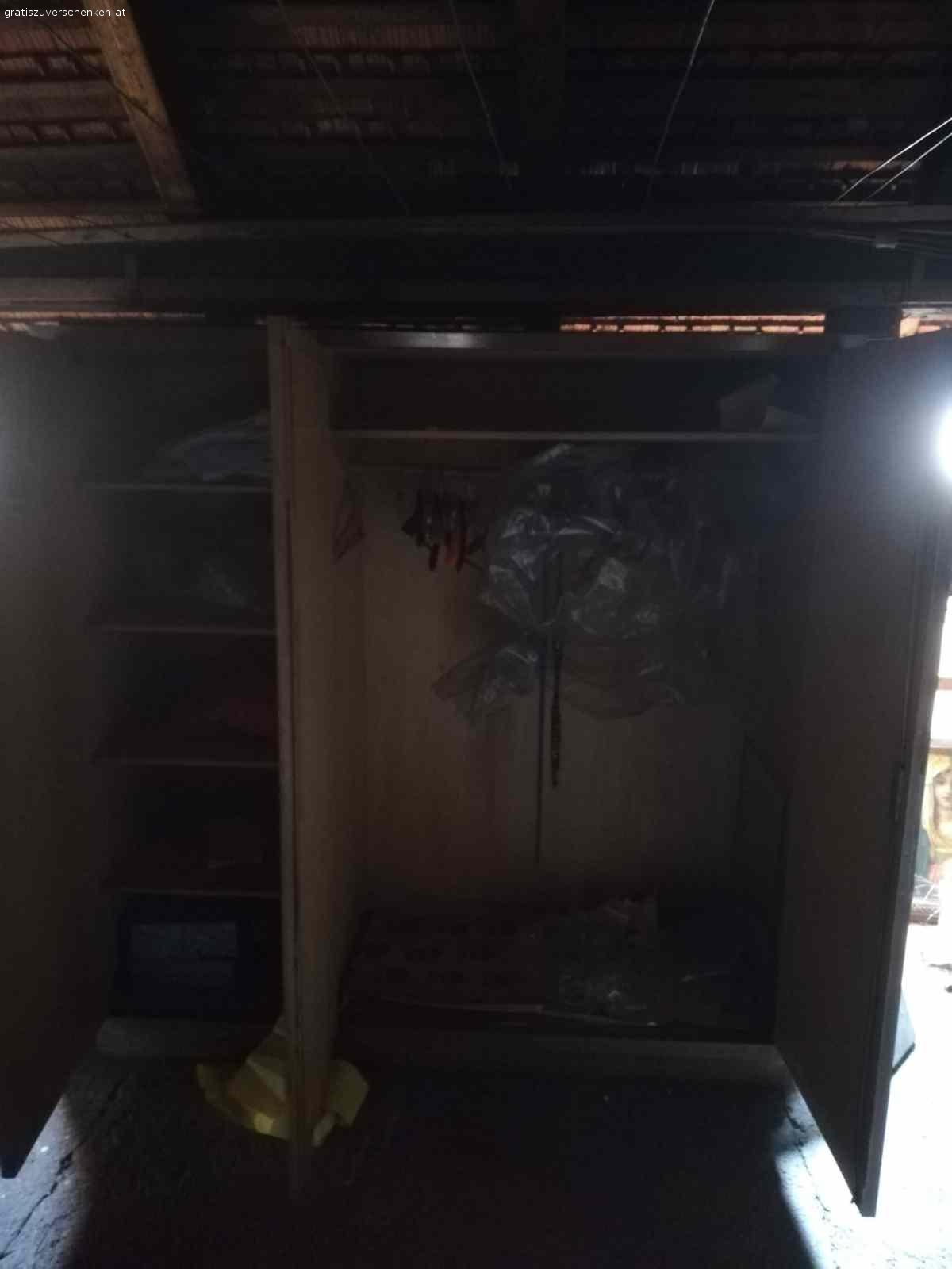 Kleiderschrank. Großer alter Kleiderschrank. Spiegel and der Tür. 

Maße: 177X182X57