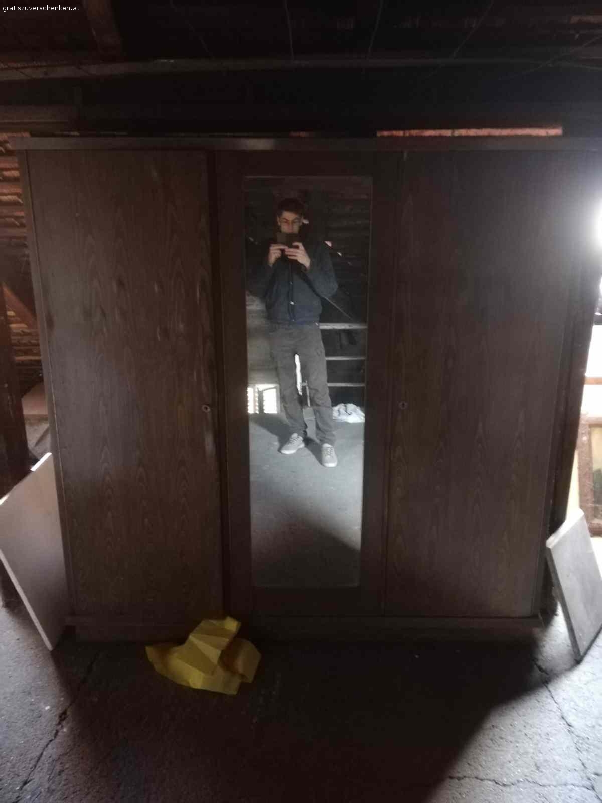 Kleiderschrank. Großer alter Kleiderschrank. Spiegel and der Tür. 

Maße: 177X182X57