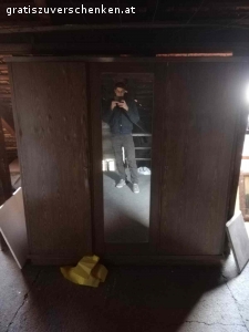 Kleiderschrank. Großer alter Kleiderschrank. Spiegel and der Tür. 

Maße: 177X182X57