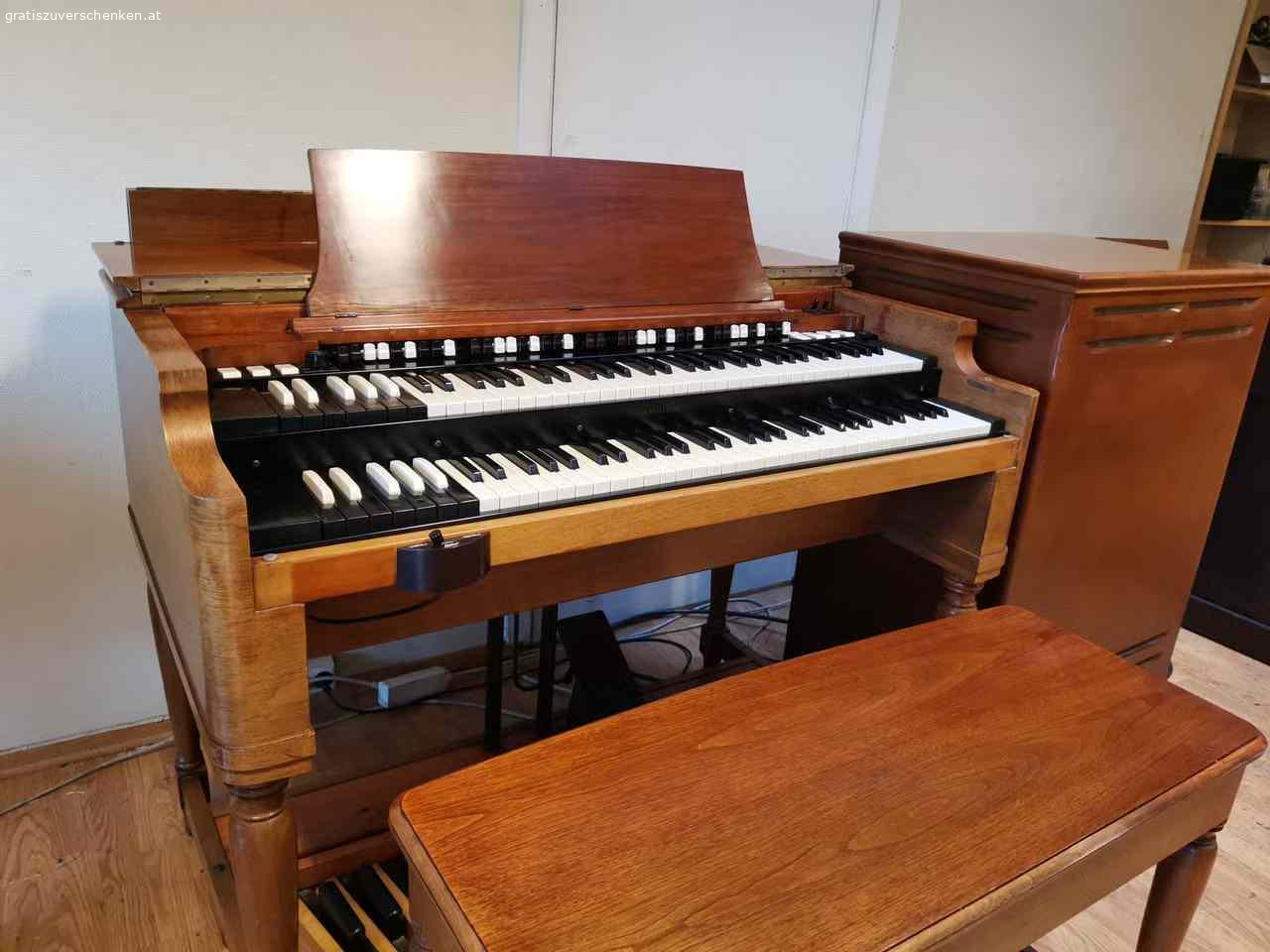 Kostenlose Hammond B3 / Leslie 122. Wegen Umzug abzugeben. Wunderschöne B3 und Leslie, ein hochwertiges Vintage-Modell 122. Sehr gut erhalten und in perfektem Zustand. Das Holz ist fast poliert. Hergestellt in den USA um 1963. Ausgestattet mit einem hochwertigen Frequenzumsetzer und Transformator. Vorverstärker mit Neuteilen. Scanner, Zugriegel und Omnibus-Streifen gereinigt. Alle Kontakte sind vorhanden. Tadelloser Zustand. Frequenzfilter der zweiten Generation. Warmer und angenehmer Klang mit guten Höhen. Sehr schönes Gehäuse.
