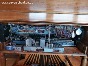 Kostenlose Hammond B3 / Leslie 122. Wegen Umzug abzugeben. Wunderschöne B3 und Leslie, ein hochwertiges Vintage-Modell 122. Sehr gut erhalten und in perfektem Zustand. Das Holz ist fast poliert. Hergestellt in den USA um 1963. Ausgestattet mit einem hochwertigen Frequenzumsetzer und Transformator. Vorverstärker mit Neuteilen. Scanner, Zugriegel und Omnibus-Streifen gereinigt. Alle Kontakte sind vorhanden. Tadelloser Zustand. Frequenzfilter der zweiten Generation. Warmer und angenehmer Klang mit guten Höhen. Sehr schönes Gehäuse.