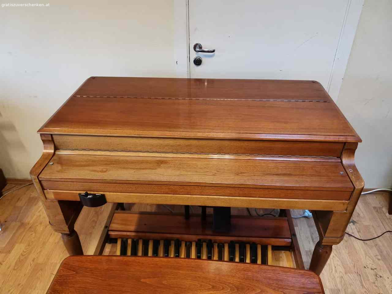 Kostenlose Hammond B3 / Leslie 122. Wegen Umzug abzugeben. Wunderschöne B3 und Leslie, ein hochwertiges Vintage-Modell 122. Sehr gut erhalten und in perfektem Zustand. Das Holz ist fast poliert. Hergestellt in den USA um 1963. Ausgestattet mit einem hochwertigen Frequenzumsetzer und Transformator. Vorverstärker mit Neuteilen. Scanner, Zugriegel und Omnibus-Streifen gereinigt. Alle Kontakte sind vorhanden. Tadelloser Zustand. Frequenzfilter der zweiten Generation. Warmer und angenehmer Klang mit guten Höhen. Sehr schönes Gehäuse.