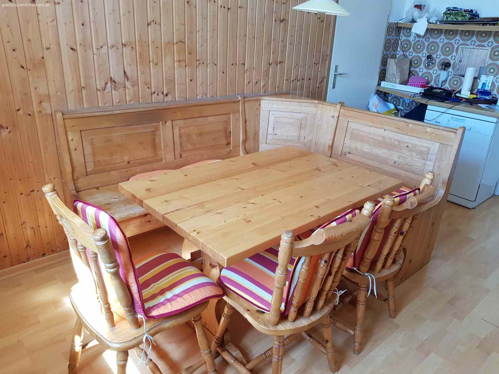 Küche gegen Selbstabholung zu verschenken. Küche inkl. funktionierenden Kühlschrank, Esstisch und Eckbank komplett gegen Selbstabholung kostenlos abzugeben. 
Herd ist nicht inbegriffen!
Abholung Fr, 1.7.2022, zwischen 9.00 - 14.00 Uhr.