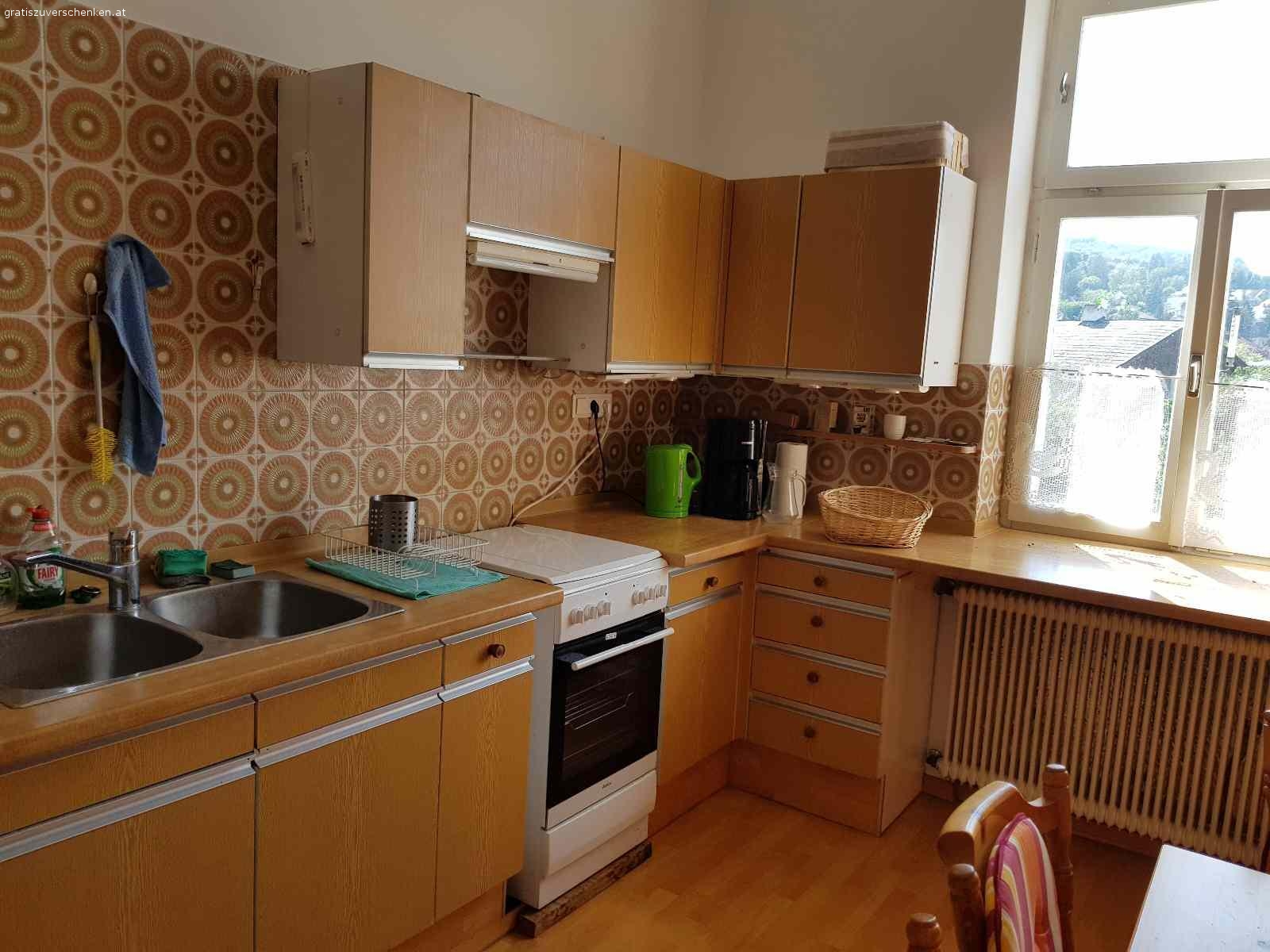 Küche gegen Selbstabholung zu verschenken. Küche inkl. funktionierenden Kühlschrank, Esstisch und Eckbank komplett gegen Selbstabholung kostenlos abzugeben. 
Herd ist nicht inbegriffen!
Abholung Fr, 1.7.2022, zwischen 9.00 - 14.00 Uhr.