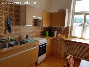 Küche gegen Selbstabholung zu verschenken. Küche inkl. funktionierenden Kühlschrank, Esstisch und Eckbank komplett gegen Selbstabholung kostenlos abzugeben. 
Herd ist nicht inbegriffen!
Abholung Fr, 1.7.2022, zwischen 9.00 - 14.00 Uhr.