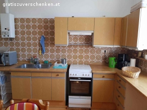 Küche gegen Selbstabholung zu verschenken. Küche inkl. funktionierenden Kühlschrank, Esstisch und Eckbank komplett gegen Selbstabholung kostenlos abzugeben. 
Herd ist nicht inbegriffen!
Abholung Fr, 1.7.2022, zwischen 9.00 - 14.00 Uhr.